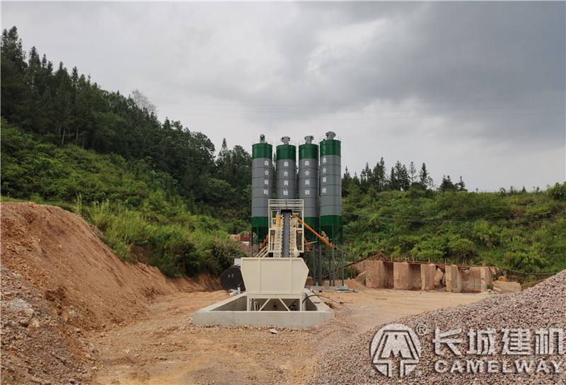 云南客戶(hù)采購(gòu)的長(zhǎng)城hzs120攪拌站設(shè)備安裝現(xiàn)場(chǎng)